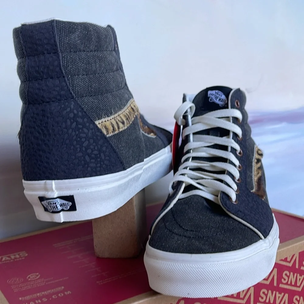 Vans Men’s Sk8-Hi
Subtle Safari Asphalt
VN0A5JMJ107
Sneakers - Picture 9 of 16